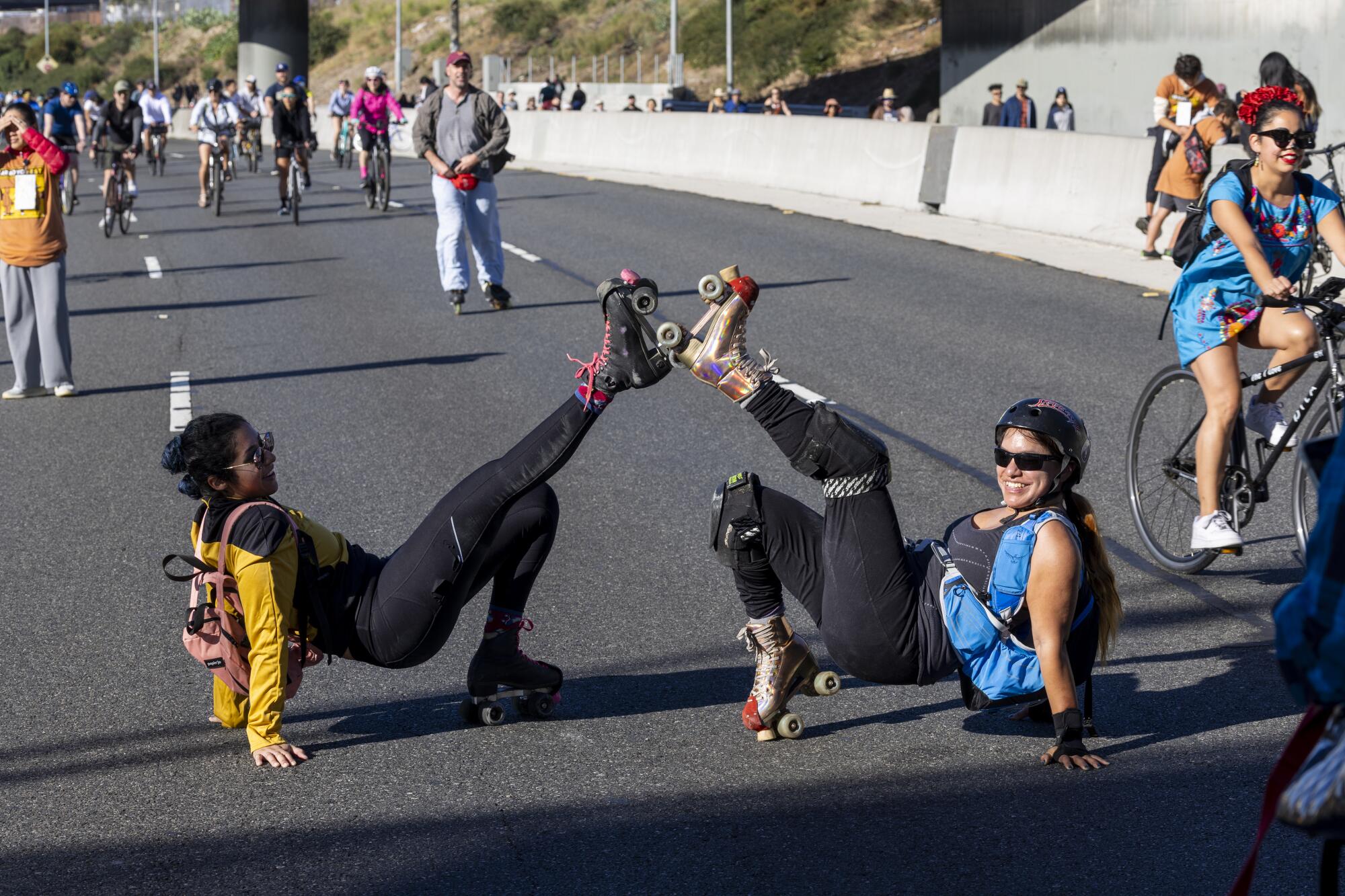 Las patinadoras Jenny Renderos y Verónica Rico se toman una foto increíble en medio de la autopista 110.